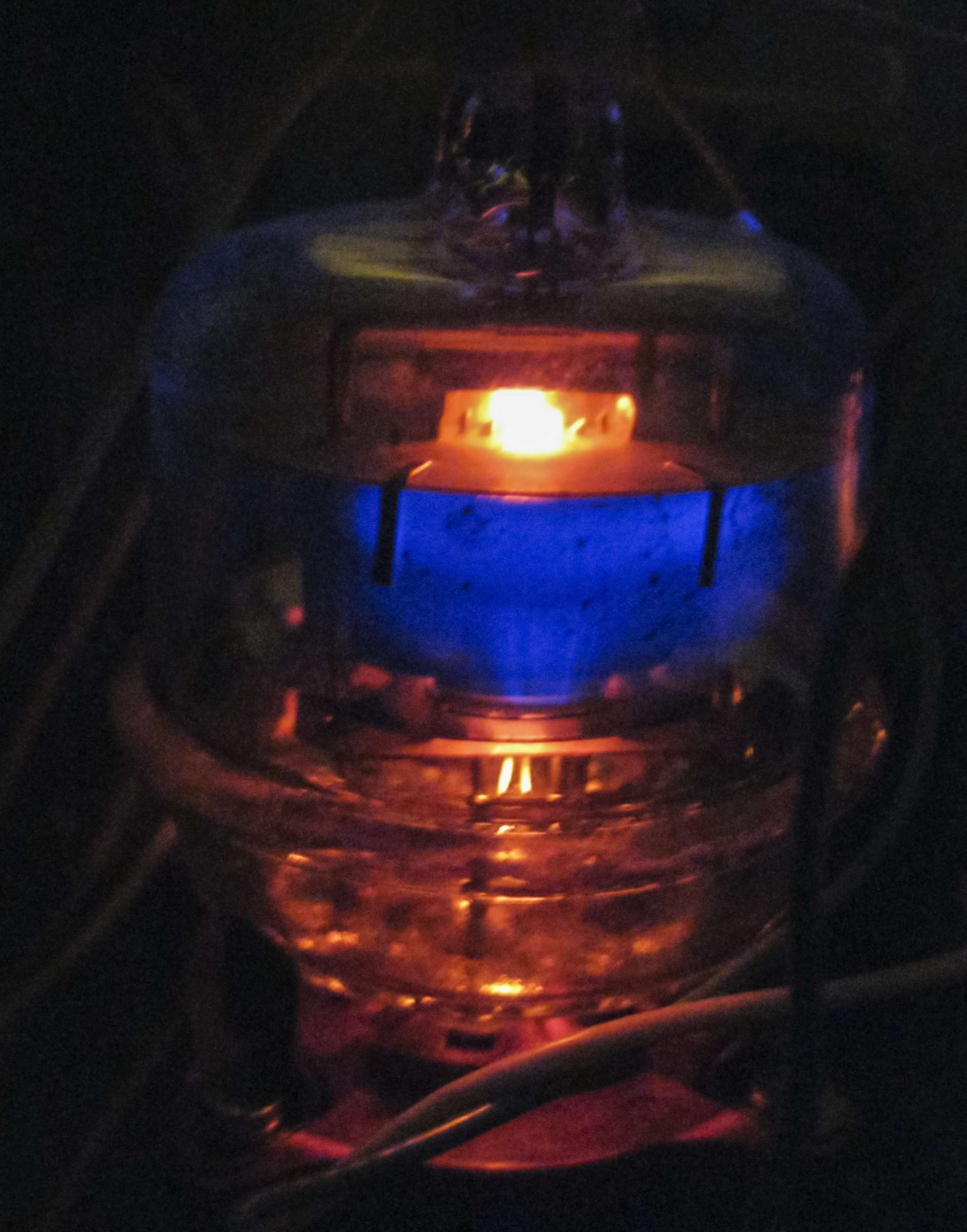 Свечение радиолампы ГУ-32 при проведении испытаний