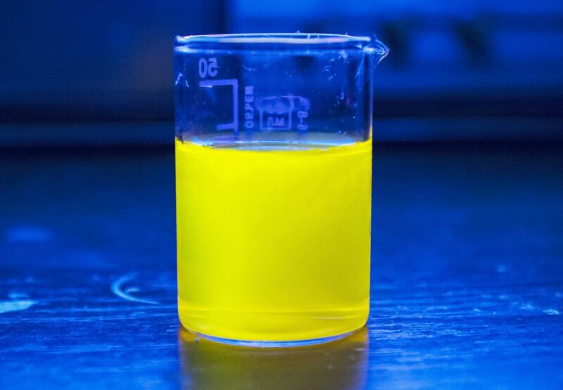 Флуоресценция разбавленного раствора эритрозина